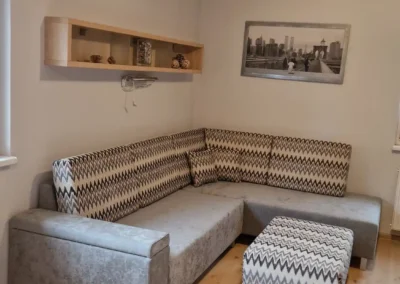 Čalouněná sedací souprava v kombinaci jednobarevné a vzorované látky