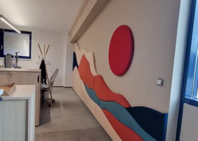 Akustické obklady ve tvaru krajiny a slunce | SMC CZ Brno