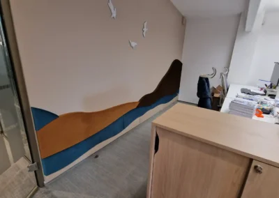 Akustické obklady ve tvaru krajiny a slunce | SMC CZ Brno