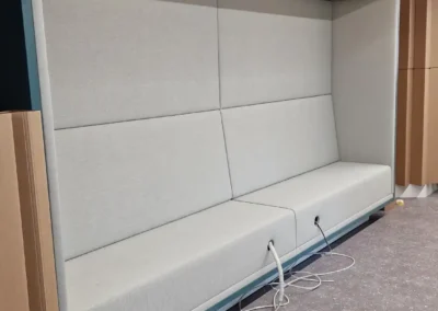Čalouněné lavice s obkladem do niky | Smurfit Kappa Žimrovice