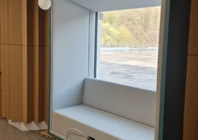 Čalouněné lavice s obkladem do niky | Smurfit Kappa Žimrovice