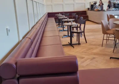 Velká kožená lavice s kulatými opěráky | CØKAFE IQ Ostrava