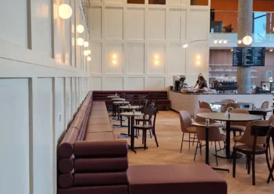 Velká kožená lavice s kulatými opěráky | CØKAFE IQ Ostrava