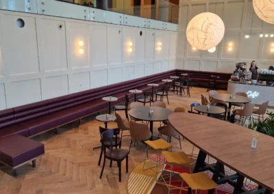 Velká kožená lavice s kulatými opěráky | CØKAFE IQ Ostrava