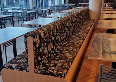 Jídelní lavice s květinovým vzorem | CØKAFE IQ Ostrava