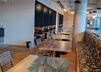 Jídelní lavice s květinovým vzorem | CØKAFE IQ Ostrava