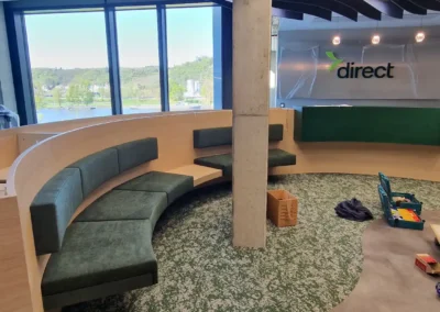 Čalouněné kruhové sezení u recepce | Direct pojišťovna Praha