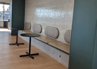 Čalouněné sedáky a opěráky na barovém sezení | Ingersoll Brno