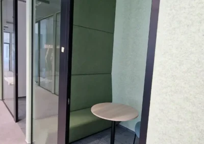 Čalouněná lavice s obkladem do phoneboxu | FCC Praha