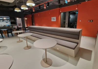 Jídelní lavice s půlkruhovými opěráky a čalouněným sedákem | Clubco Aeven Ostrava