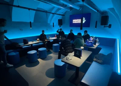 Čalouněné sedáky, opěráky a taburety z modré koženky | Highfive Karaoke Bar Brno