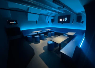 Čalouněné sedáky, opěráky a taburety z modré koženky | Highfive Karaoke Bar Brno