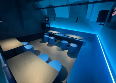Čalouněné sedáky, opěráky a taburety z modré koženky | Highfive Karaoke Bar Brno
