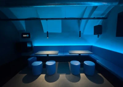 Čalouněné sedáky, opěráky a taburety z modré koženky | Highfive Karaoke Bar Brno