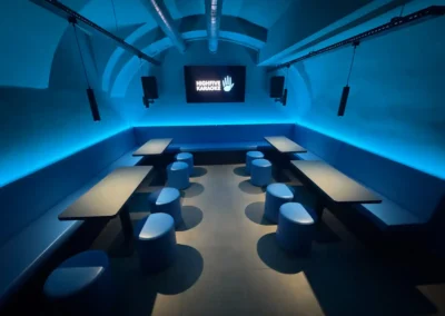 Čalouněné sedáky, opěráky a taburety z modré koženky | Highfive Karaoke Bar Brno