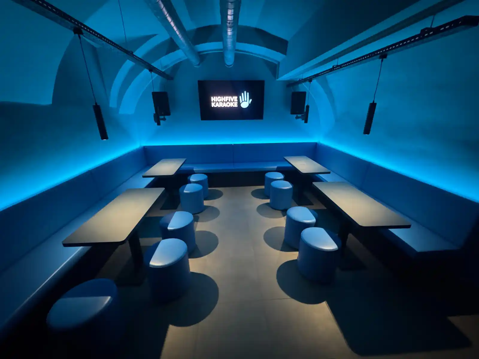 Čalouněné sedáky, opěráky a taburety z modré koženky | Highfive Karaoke Bar Brno